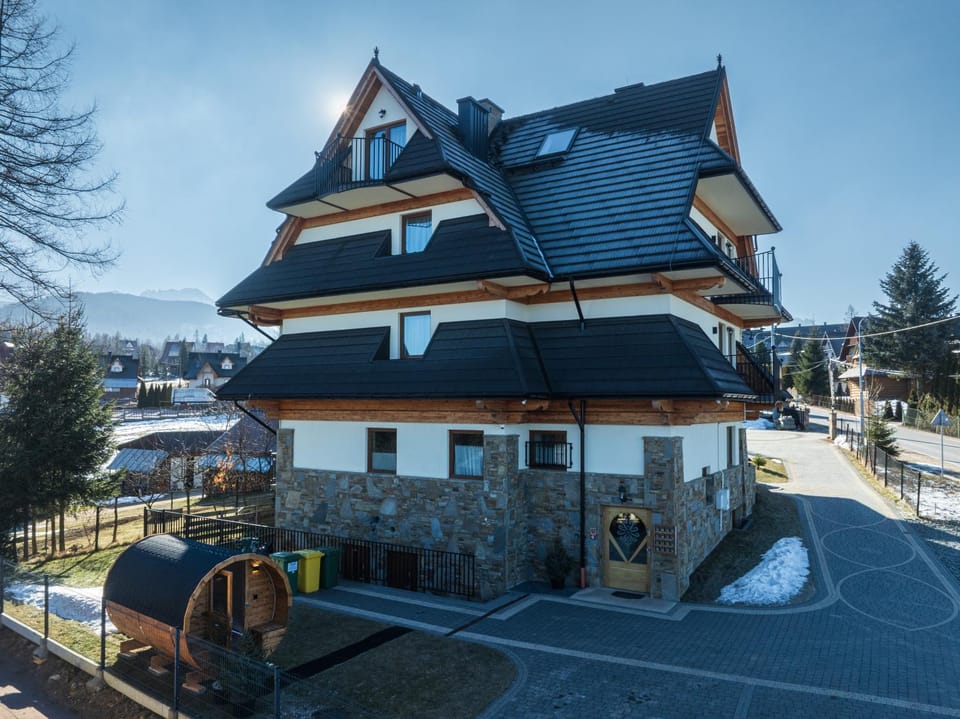 Property building, Spring, Day, Neighbourhood, Natural landscape, Street view, Parking