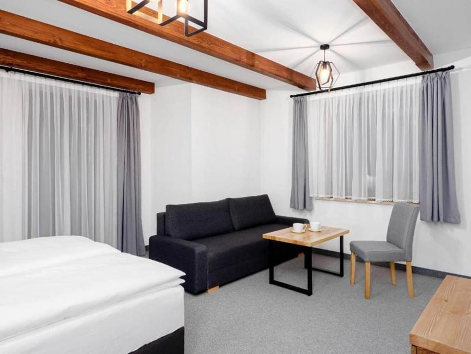 Bed, Living room, Photo of the whole room, Seating area, Dining area, Bedroom
