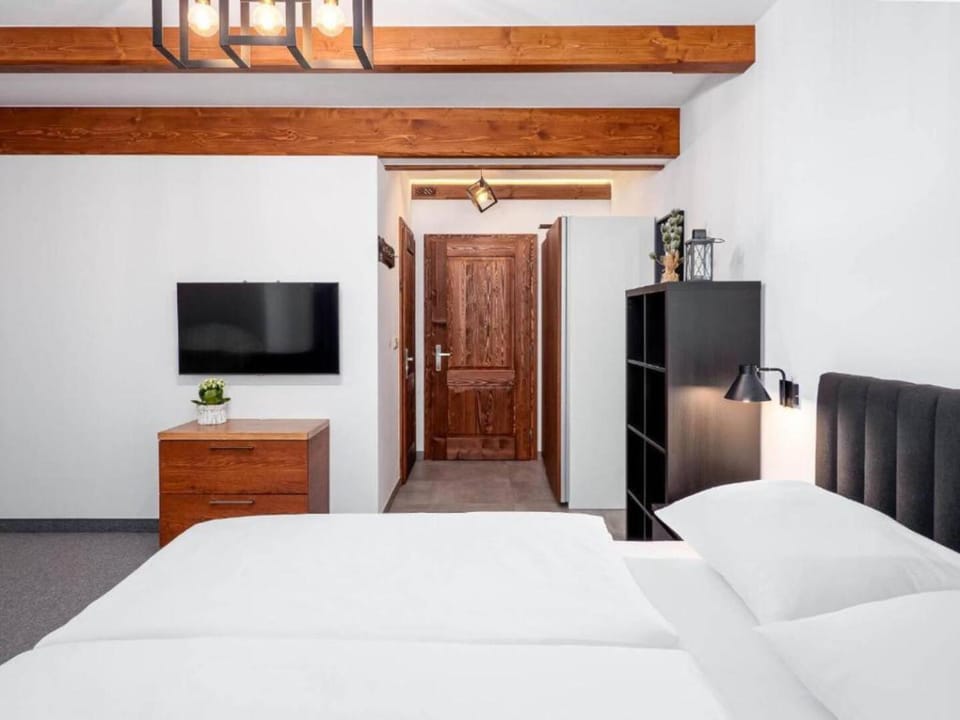 Communal lounge/ TV room, Bed, TV and multimedia, Photo of the whole room, Evening entertainment, Bedroom, hair dresser, wardrobe