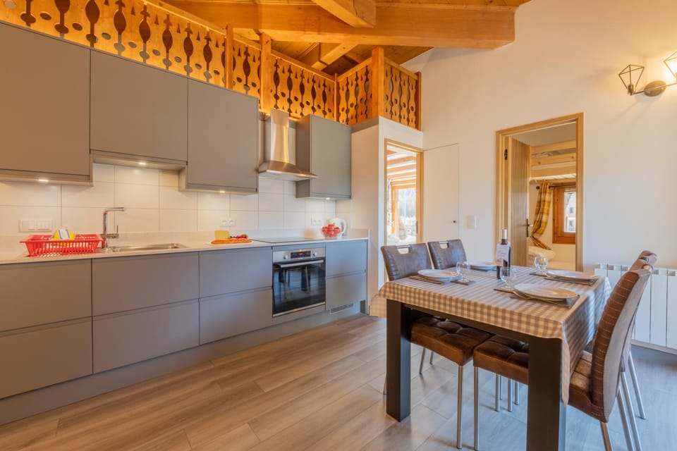 Kitchen or kitchenette, Dining area