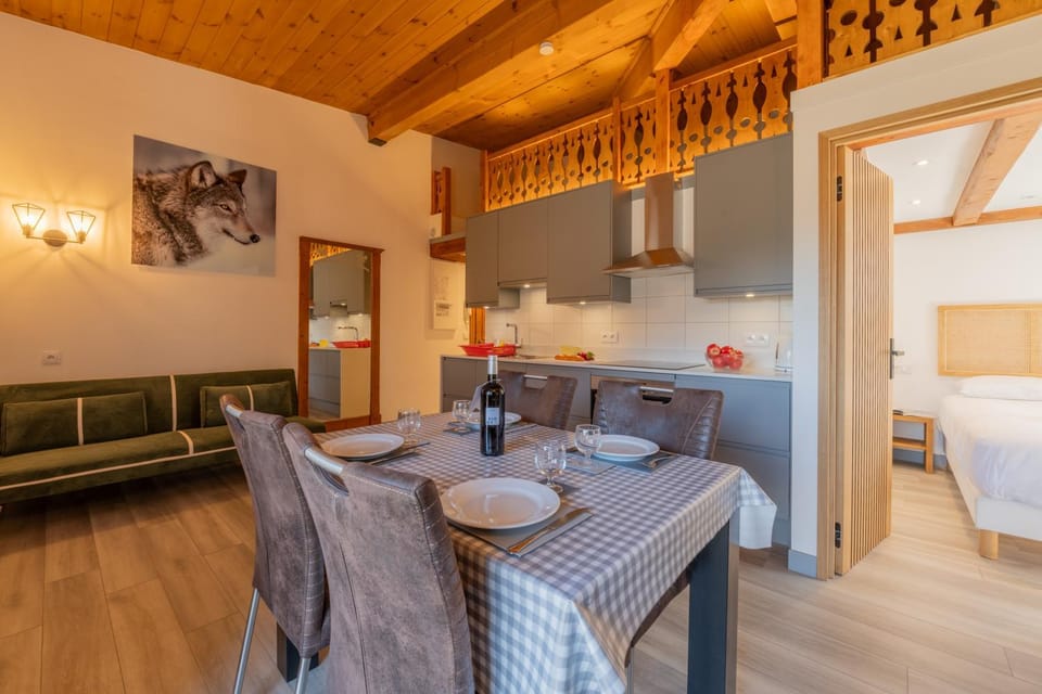 Kitchen or kitchenette, Dining area
