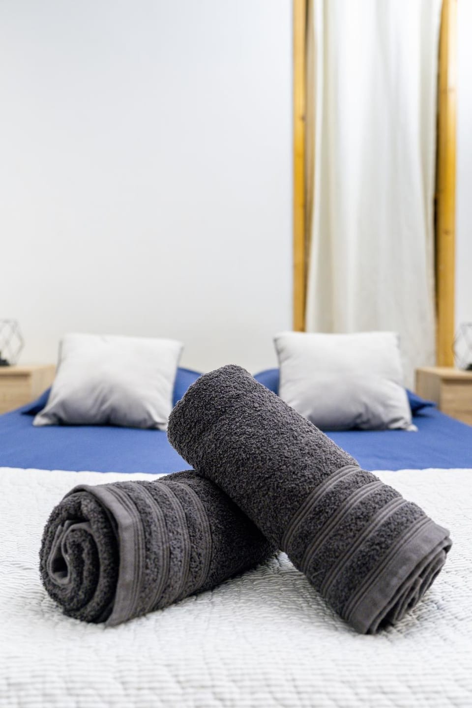 Bed, towels
