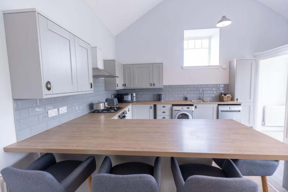 Kitchen or kitchenette, Dining area, dishwasher, stove
