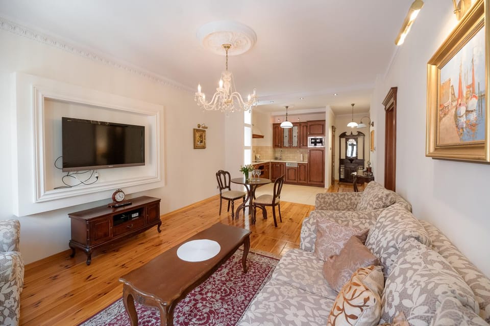 TV and multimedia, Kitchen or kitchenette, Living room, Seating area