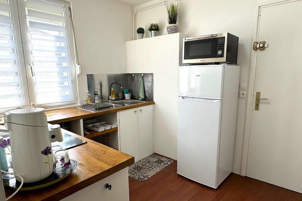 Coffee/tea facilities, Kitchen or kitchenette, oven, stove