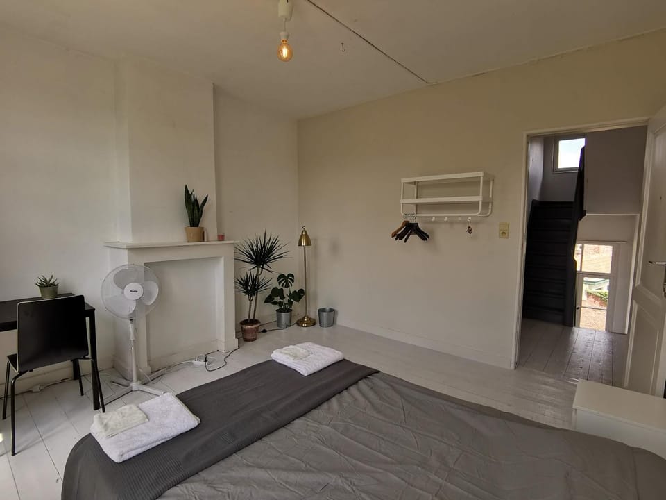 Bed, Bedroom, towels