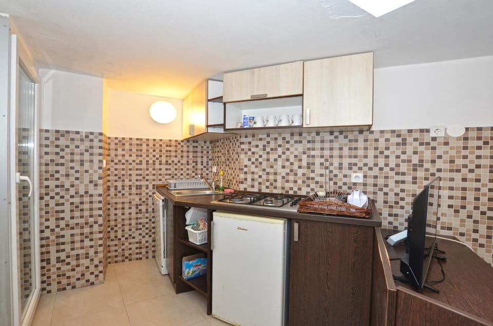 Kitchen or kitchenette, dishwasher