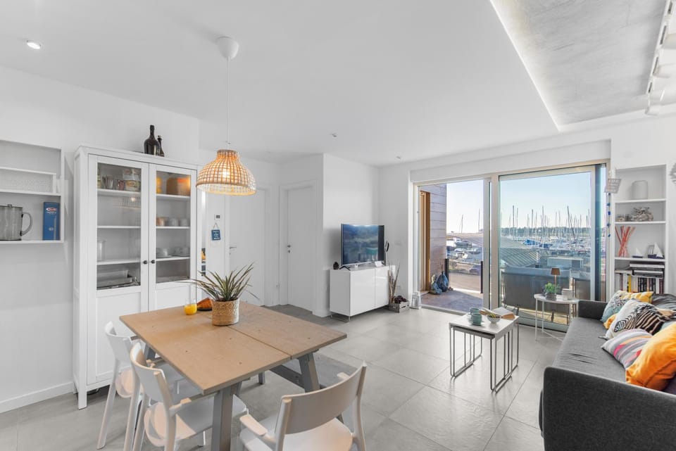 Kitchen or kitchenette, Seating area, Dining area
