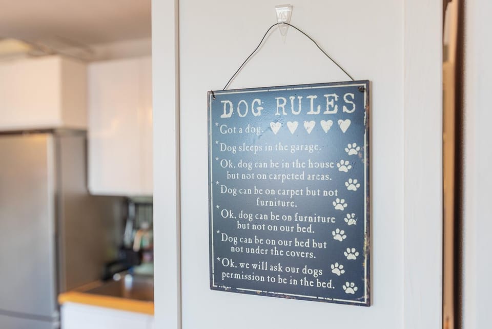 Kitchen or kitchenette, Pets