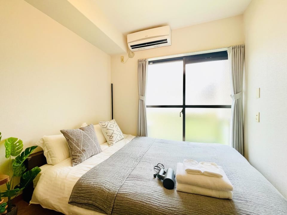 Bedroom, towels