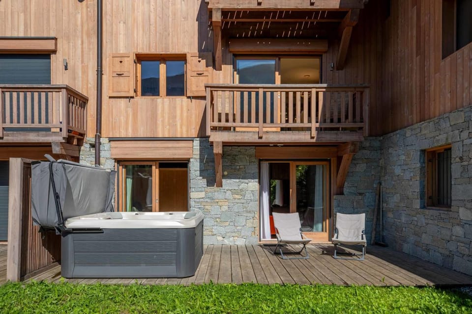 Chalet in méribel center with outdoor jacuzzi and sauna Chalet in Les Allues