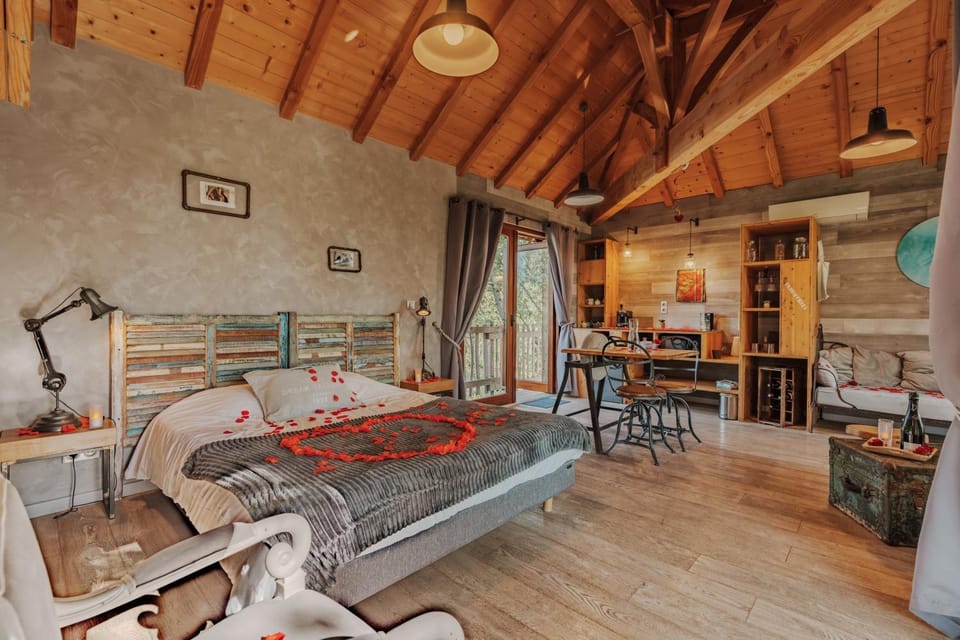 Photo of the whole room, Dining area, Bedroom