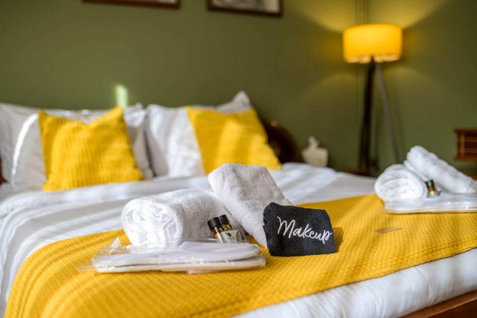 Bed, Bedroom, towels