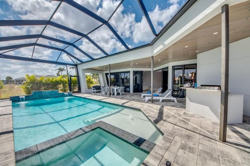 CoralVilla Perfection - luxurious, sun deck on water, pool, spa Villa in Cape Coral