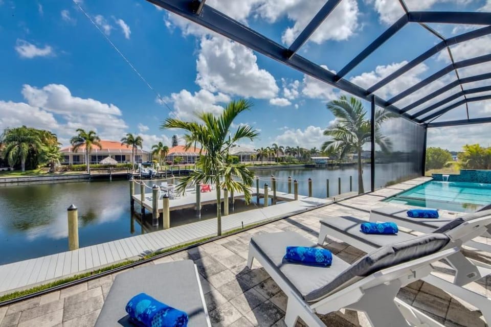CoralVilla Perfection - luxurious, sun deck on water, pool, spa Villa in Cape Coral