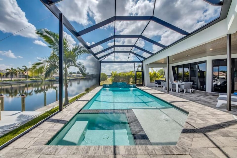 CoralVilla Perfection - luxurious, sun deck on water, pool, spa Villa in Cape Coral