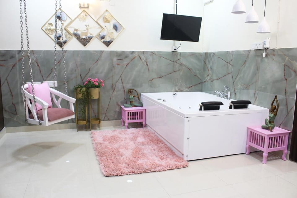 Hot Tub, Hot Tub, Living room