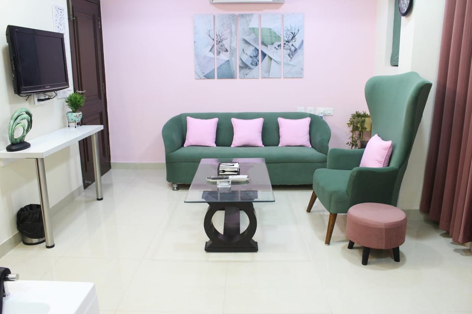 TV and multimedia, Living room, Seating area, Evening entertainment