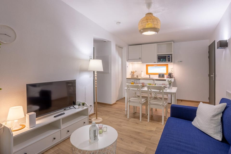 Kitchen or kitchenette, Living room, Dining area