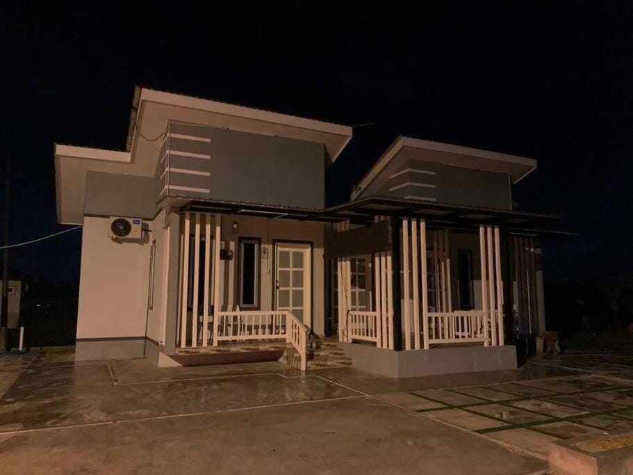 Tiny house by Cg Azizan & Milah House in Kedah