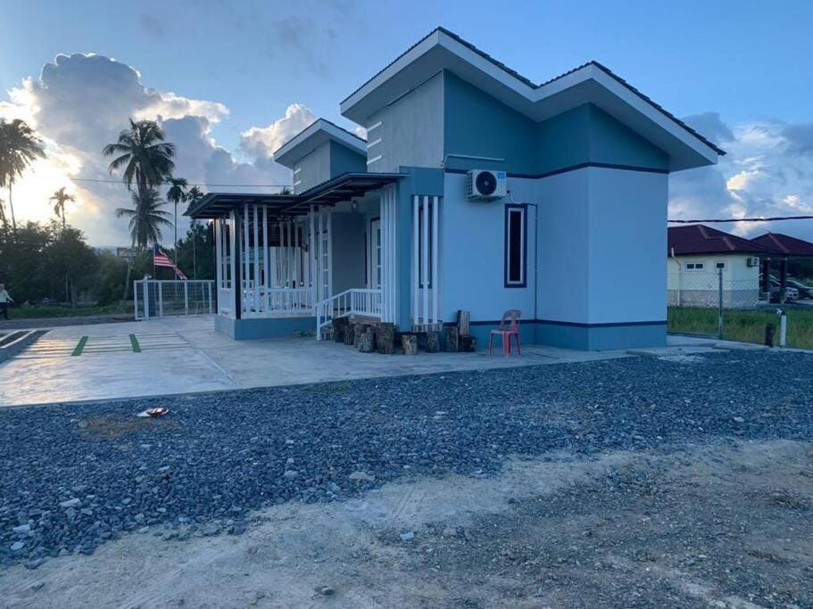 Tiny house by Cg Azizan & Milah House in Kedah