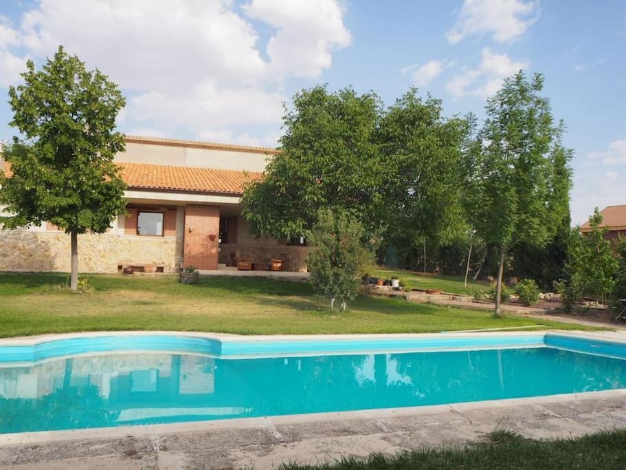 Property building, Day, Garden, Swimming pool