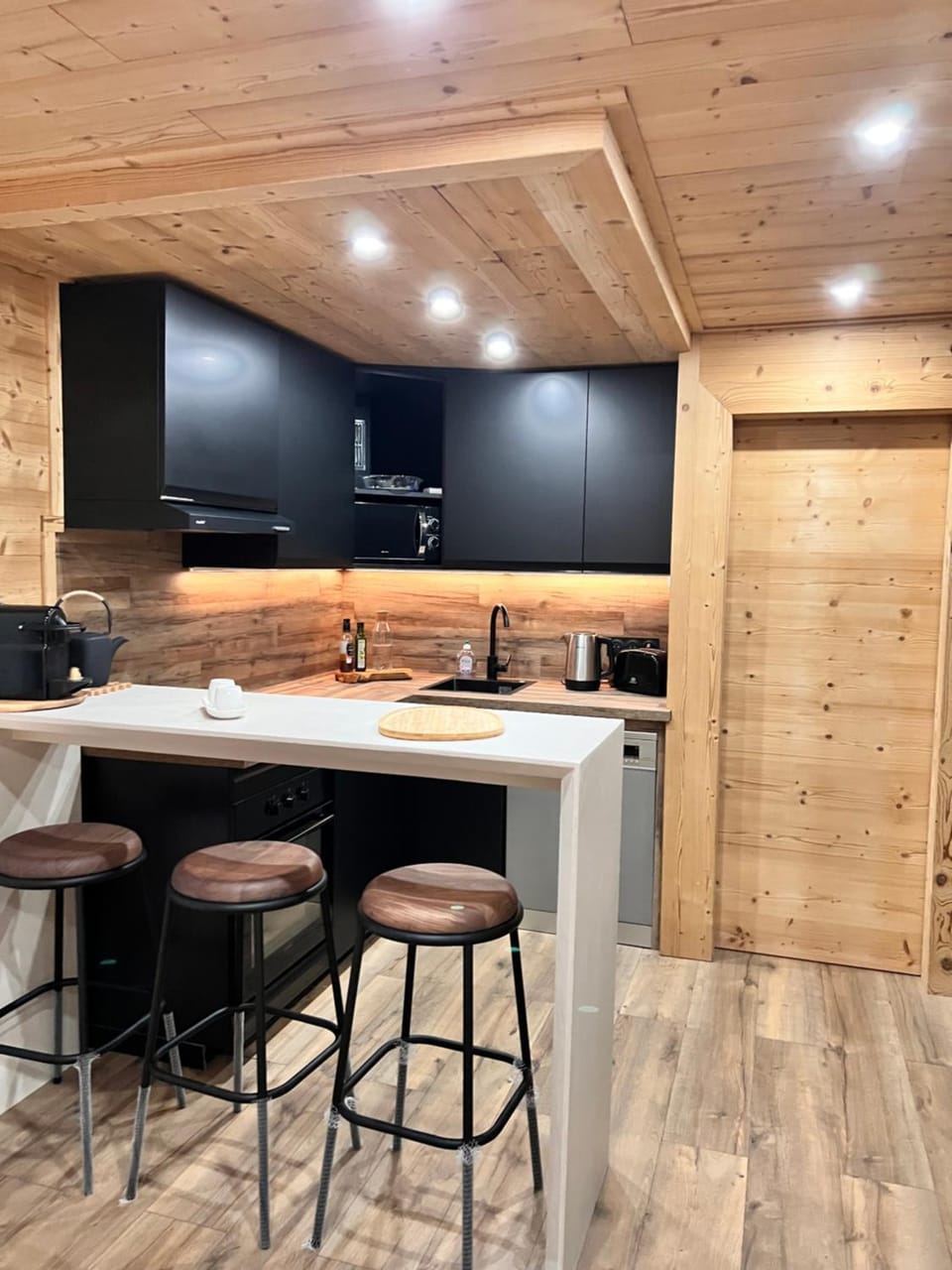 Coffee/tea facilities, Kitchen or kitchenette, Lounge or bar, Dining area, dishwasher, oven, stove, kitchen