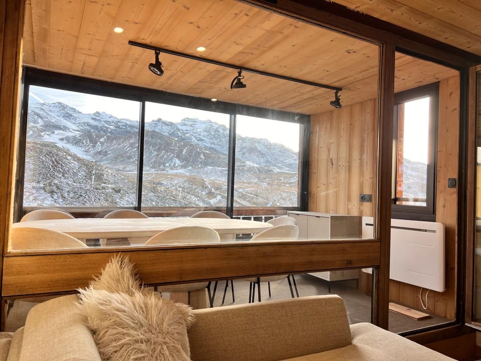 Natural landscape, View (from property/room), Dining area, Mountain view, Sunset