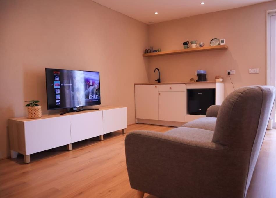 Kitchen or kitchenette, Living room, Seating area, Evening entertainment