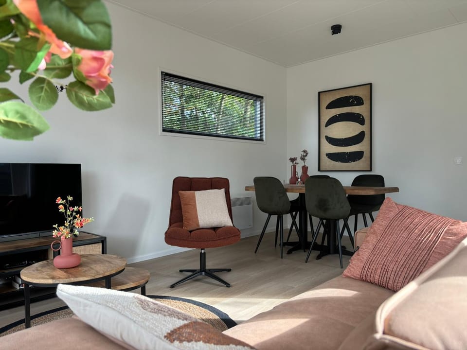 TV and multimedia, Seating area, Dining area, internet