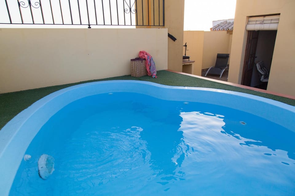 Swimming pool, Swimming pool