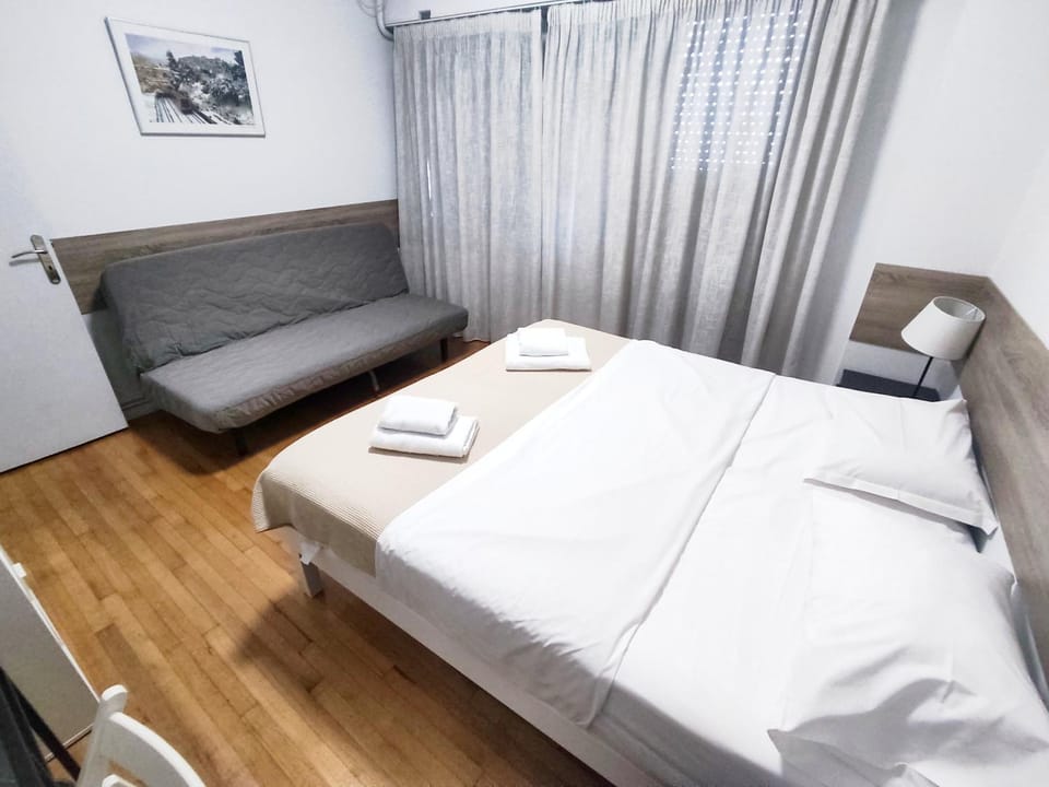 Bed, Living room, Photo of the whole room, Bedroom