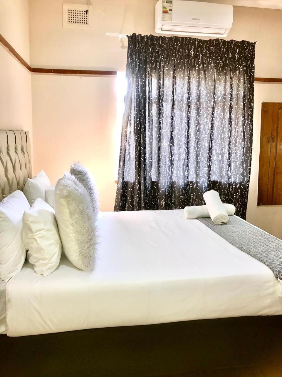 Bed, Photo of the whole room, Bedroom, air conditioner