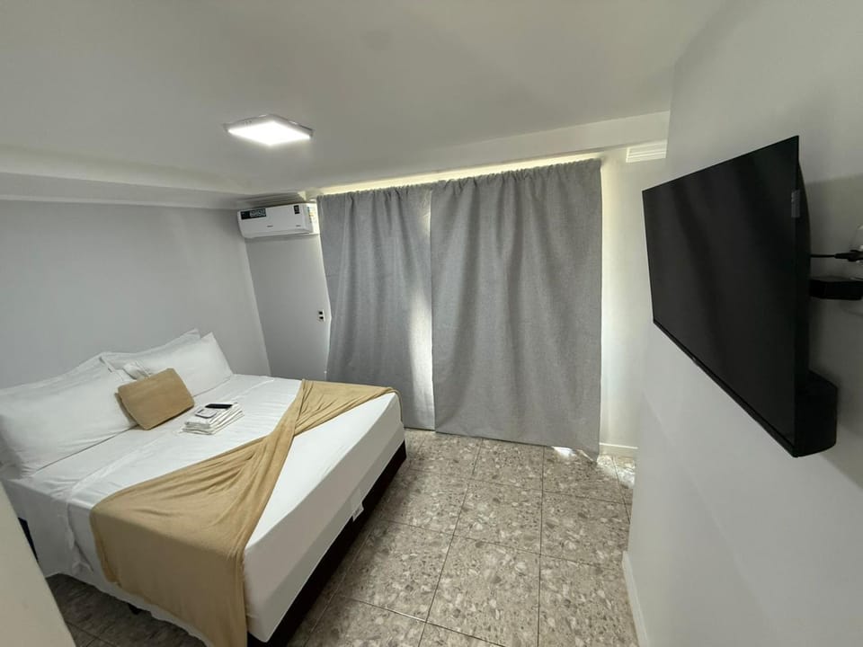 Bed, TV and multimedia, Photo of the whole room, Bedroom, air conditioner