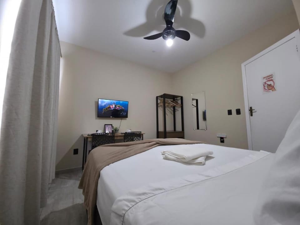 Bed, TV and multimedia, Bedroom, towels