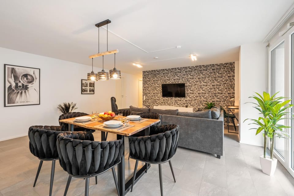 TV and multimedia, Living room, Seating area, Dining area, Food