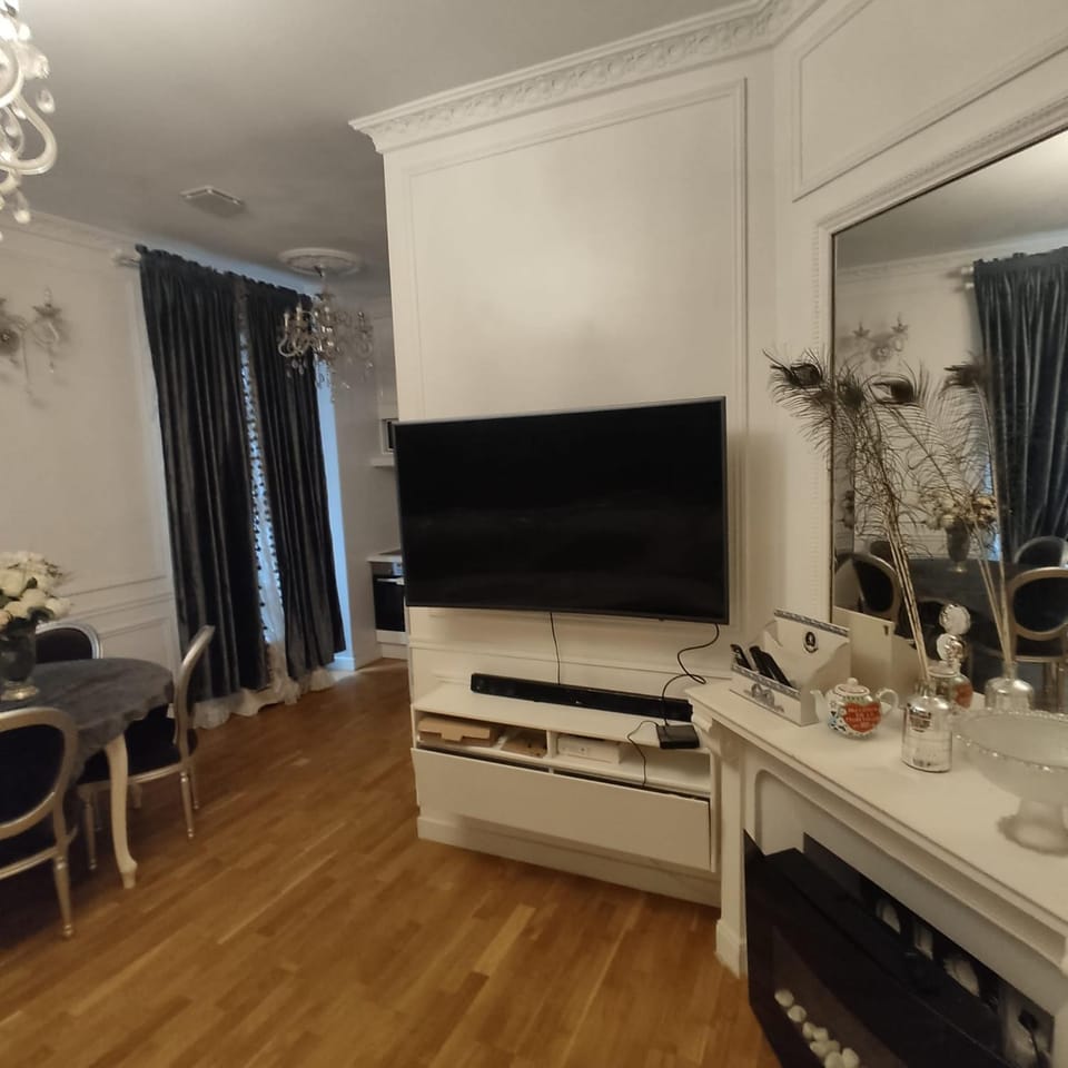 Cosy Flat 8e Champs-Elysées Apartment in Paris