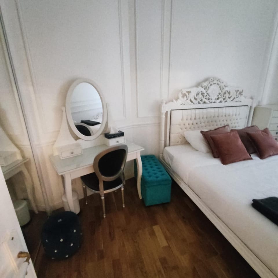 Cosy Flat 8e Champs-Elysées Apartment in Paris