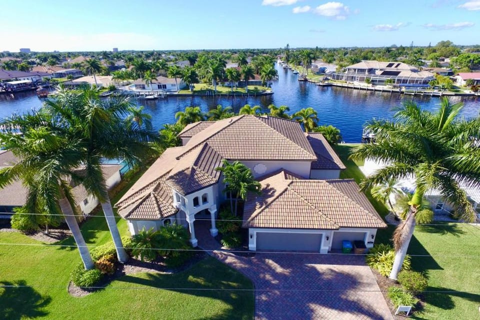 CoralVilla Dolphin`s Surf - great boating location, pool, spa, view Villa in Cape Coral