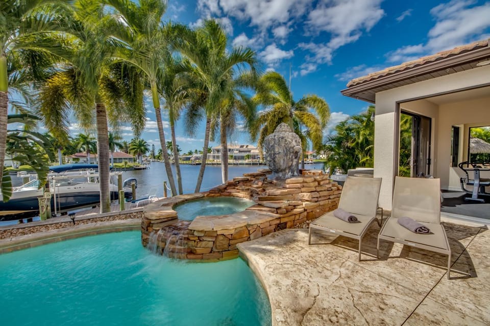 CoralVilla Dolphin`s Surf - great boating location, pool, spa, view Villa in Cape Coral