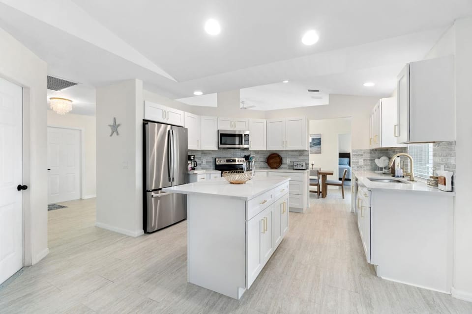 3 Bed, 2 Bath Beach House, Sleeps 6 House in North Naples
