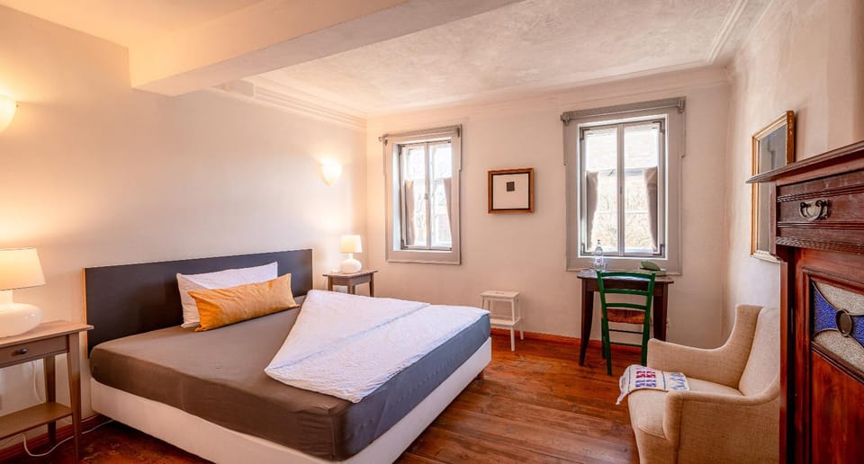 Bed, Photo of the whole room, Seating area