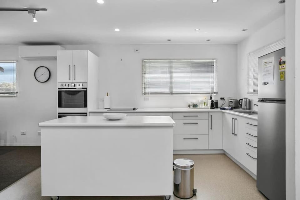 You little beauty - Wharewaka Beach Magic House in Taupo