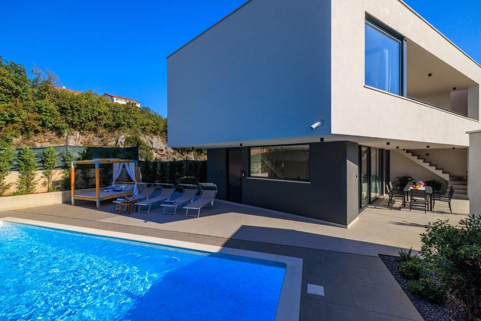 Property building, Balcony/Terrace, Pool view, Swimming pool