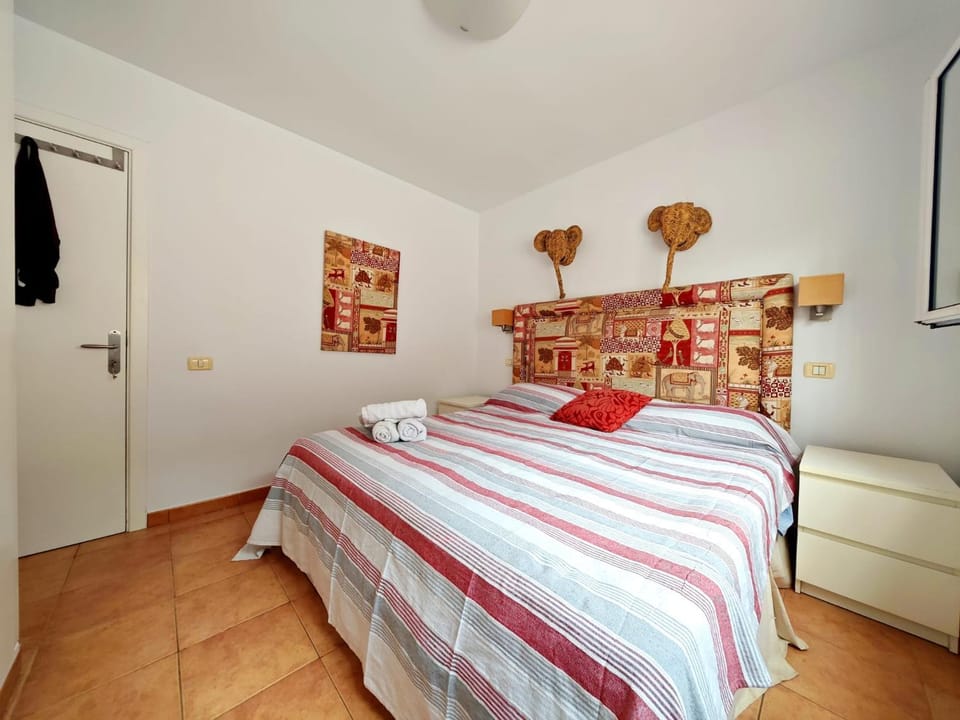 Bed, Photo of the whole room, Bedroom, wardrobe