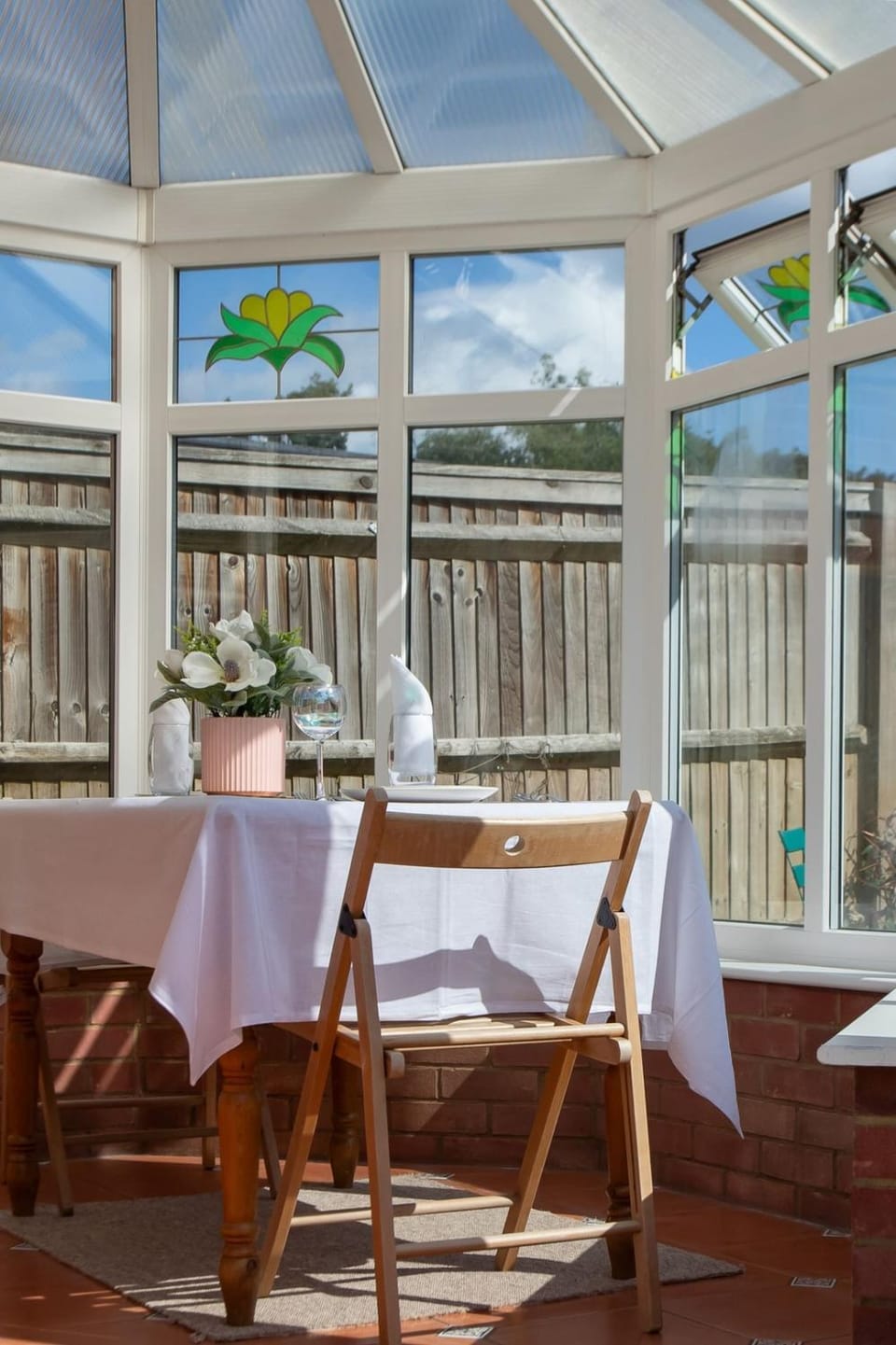 Cosy Homely House with Conservatory and Garden House in Egham