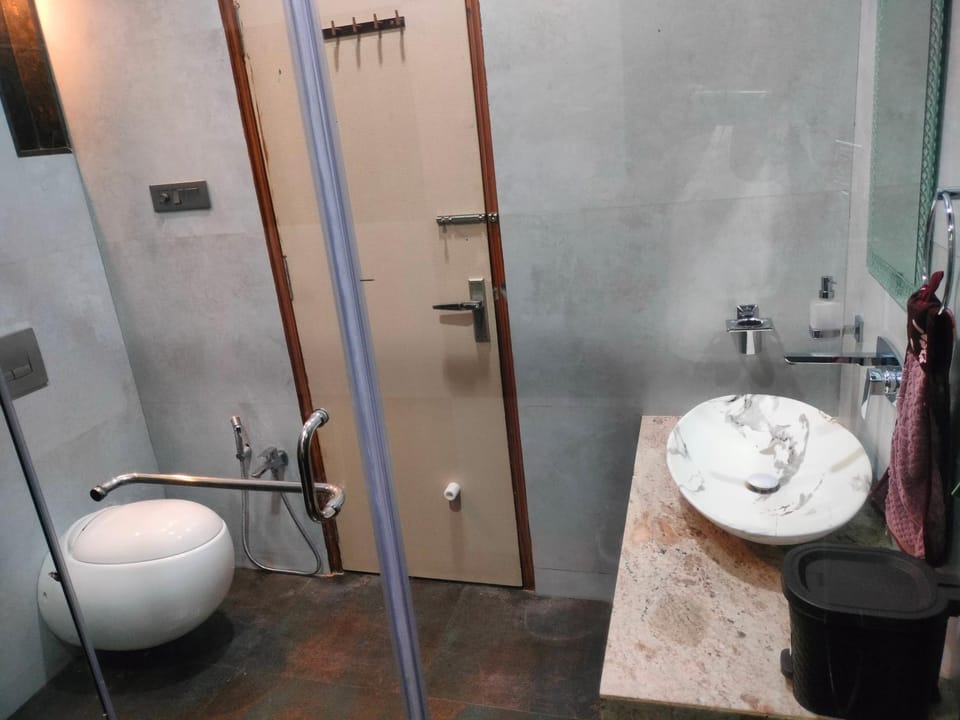 Shower, Toilet, Bathroom, towels