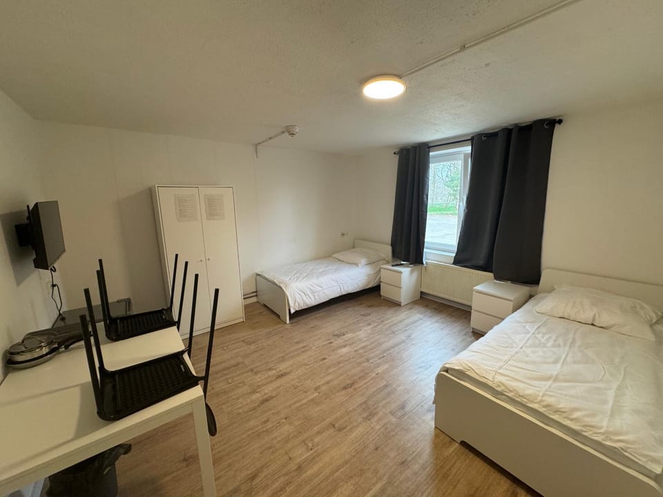 Bed, TV and multimedia, Photo of the whole room, Bedroom