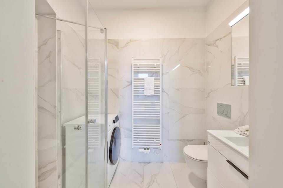 Shower, Toilet, Bathroom, towels
