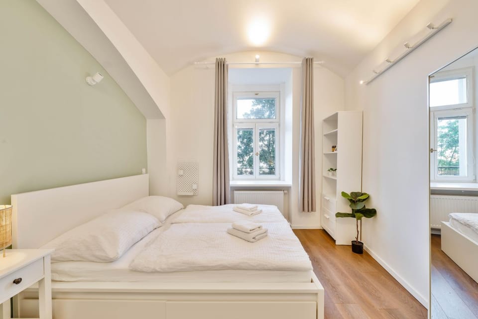 Bed, Photo of the whole room, Bedroom, towels